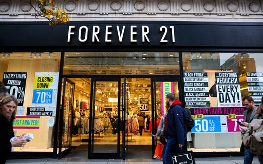 Forever 21 deve fechar suas 15 lojas no Brasil e realiza