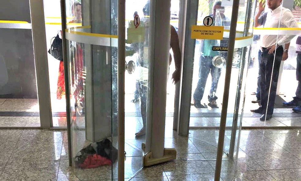 Outra cliente que estava na agência registrou a cena (Foto:  Juzi Avelino da Rosa/ Arquivo pessoal)