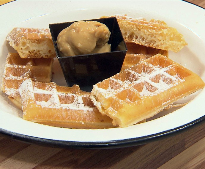 Waffle com doce de leite é sobremesa de Ricardo para Jogo de Panelas (Foto: Mais Você/Gshow)