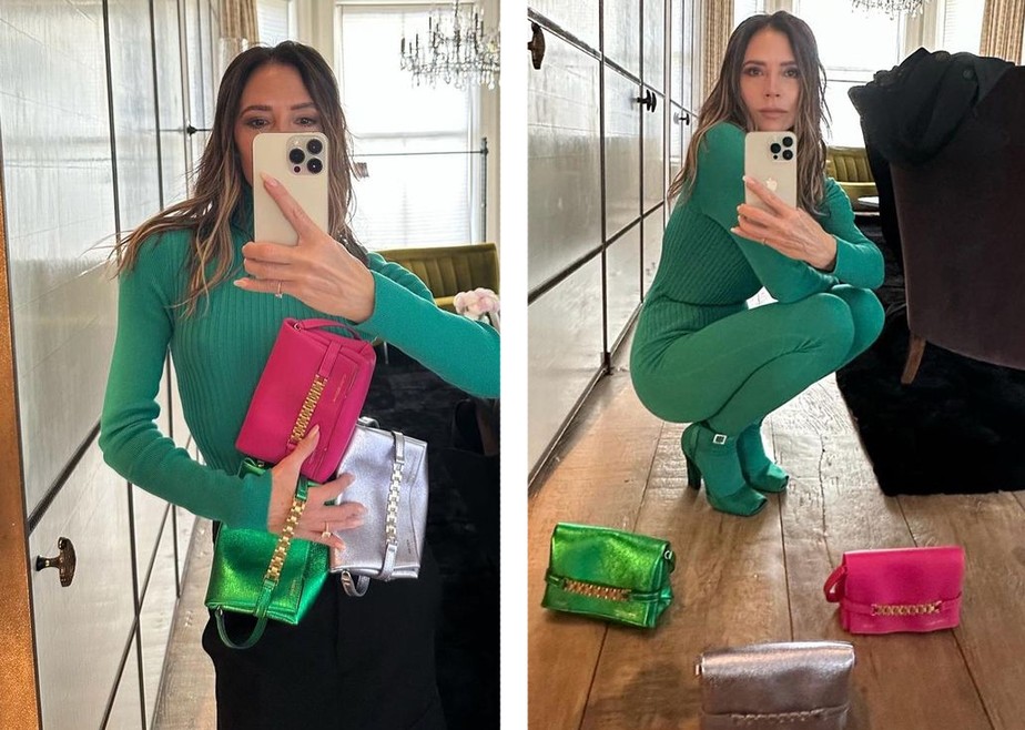 Victoria Beckham com bolsas de sua marca de roupas e acessórios