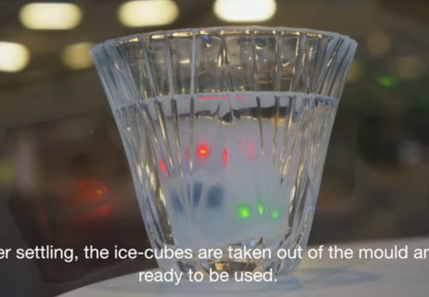 Cubos de gelo são equipados com luzes LED que mudam do verde para o vermelho (Foto: Reprodução)