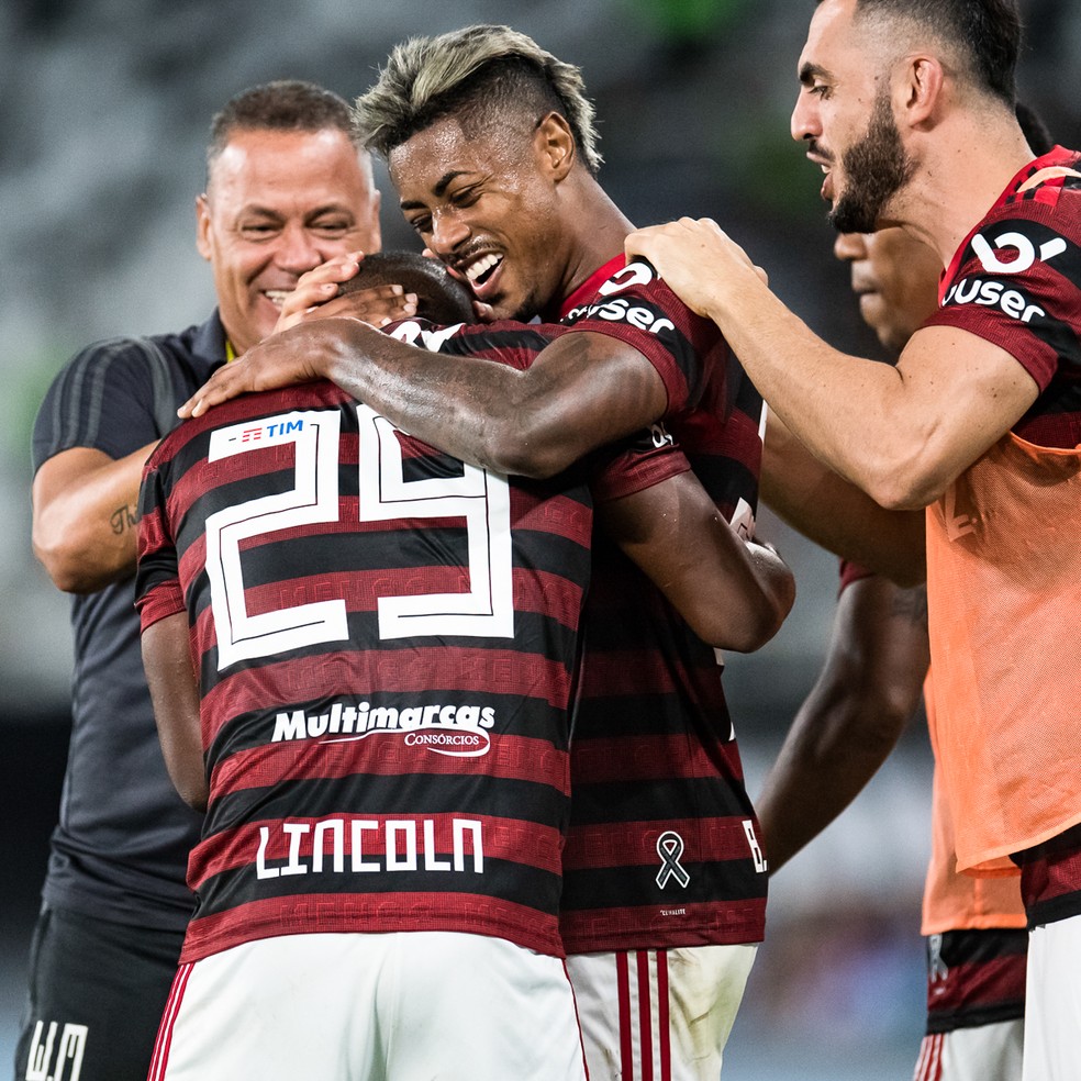 Lincoln e Bruno Henrique, do Flamengo, comemoram vitória sobre o Botafogo — Foto: Jorge R Jorge/BP Filmes