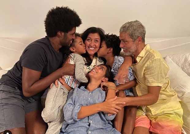 Regina Casé e família (Foto: Reprodução/Instagram)