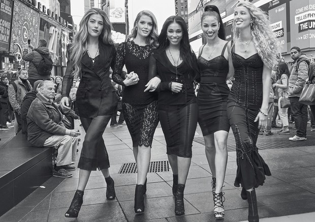 Da esquerda para a direita, Sistine Stallone, Lady Kitty Spencer, Lori Harvey, Corinne Foxx e Maria-Olympia da Grécia e Dinamarca posam na Times Square, em Nova York, vestindo roupas e acessórios da coleção de verão 2018 da Dolce & Gabbana (Foto: Luca e Alessandro Morelli)