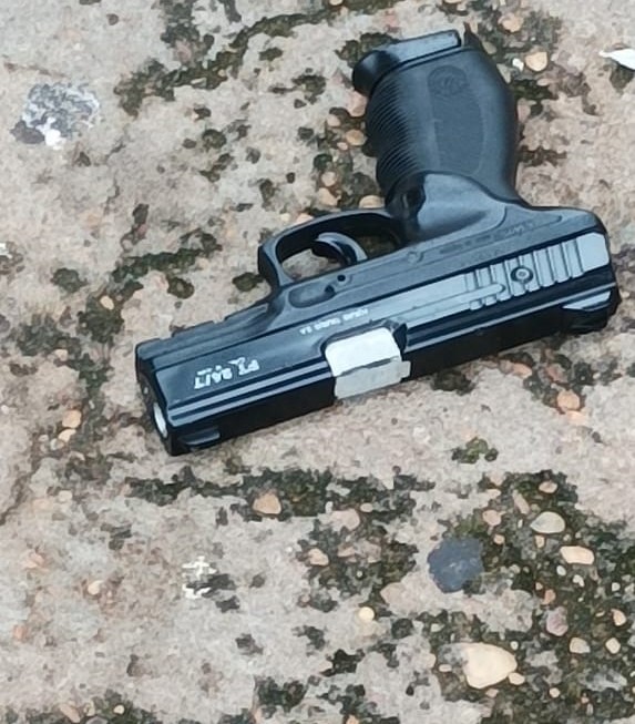 Homem aponta simulacro de arma de fogo para policiais militares e morre após levar dois tiros; PM afirma que disparos foram em legítima defesa