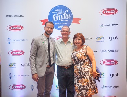 O gerente de marketing Murilo Rodrigues, da Le Cordon Bleu Internacional no Brasil; o vencedor José Lanfranchi Neto e sua mulher, Suez