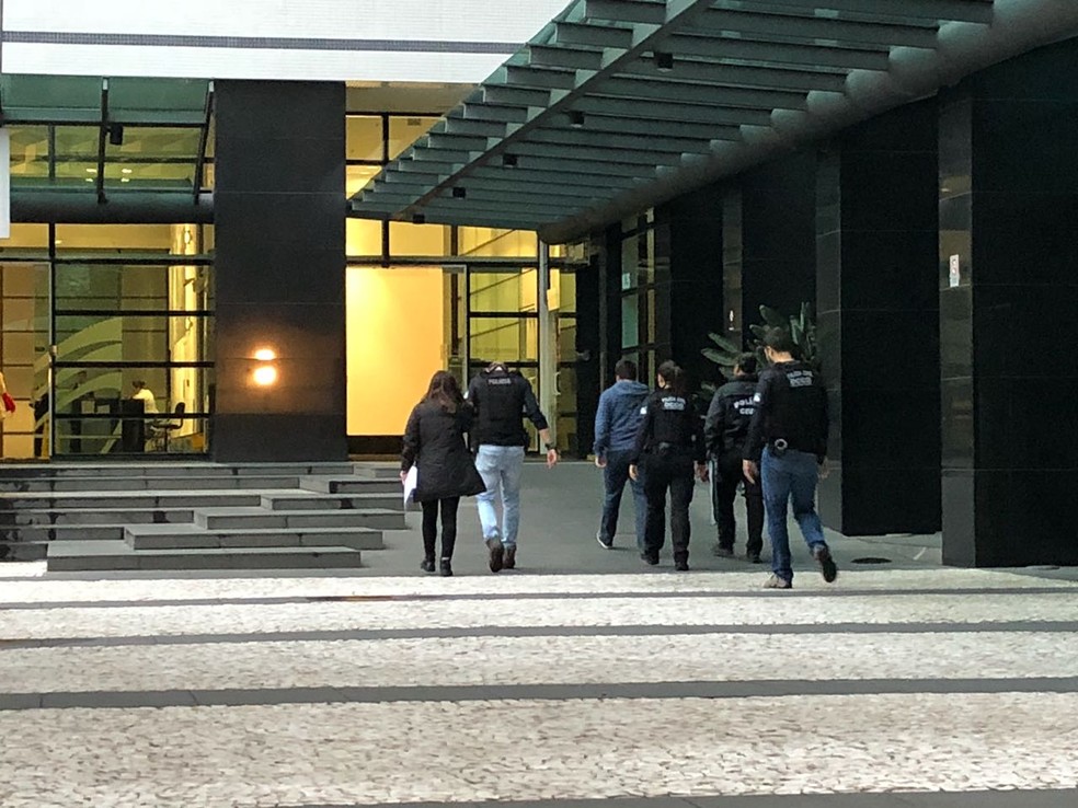 As buscas são feitas nas casas dos suspeitos e nas sedes das empresas (Foto: Amanda Menezes/RPC)