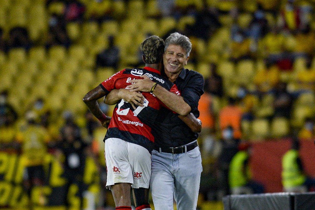 Renato Ga�cho abra�a Bruno Henrique na vit�ria do Flamengo sobre o Barcelona � Foto: Marcelo Cortes/Flamengo