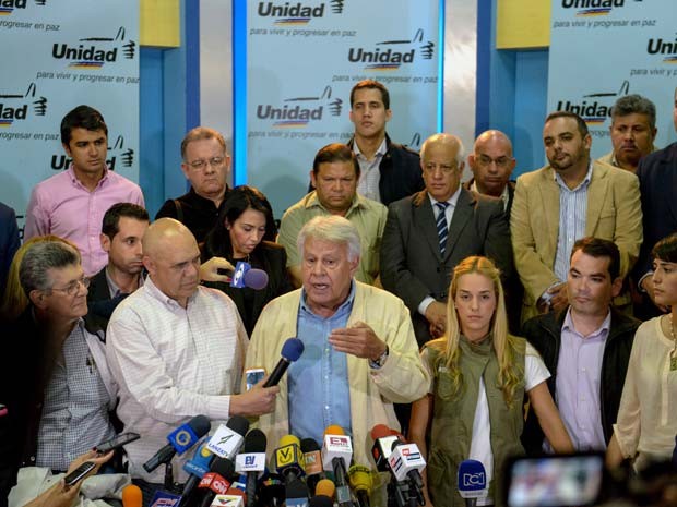 O ex-premiê espanhol Felipe González concede entrevista nesta segunda-feira (8) na Venezuela ao lado de líderes do Movimento da União Democrática (MUD) e de mulheres de opositores presos no país (Foto: AFP PHOTO / FEDERICO PARRA)