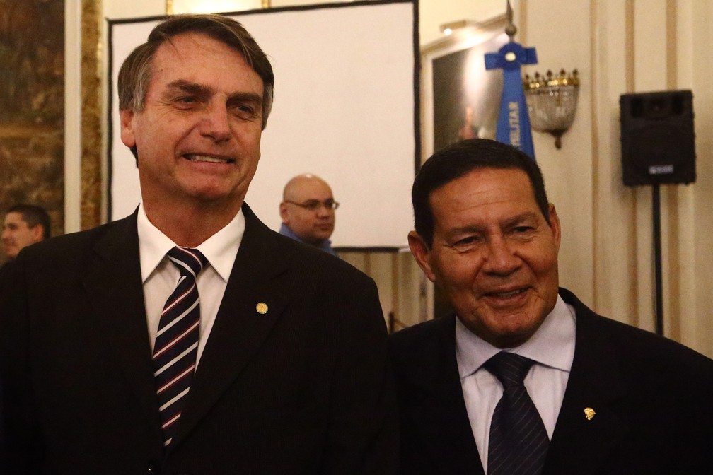 O candidato Ã  PresidÃªncia pelo PSL, Jair Bolsonaro, posa para foto ao lado do general MourÃ£o durante sua posse na presidÃªncia do Clube Militar, no centro do Rio de Janeiro, em junho de 2018 â€” Foto: FÃ¡bio Motta/EstadÃ£o ConteÃºdo