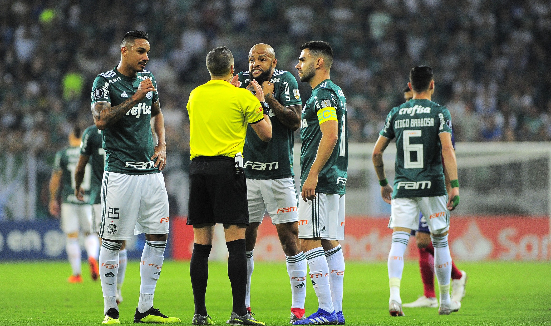 Palmeiras se prepara para defender Felipe Melo contra 3 partidas de suspensão