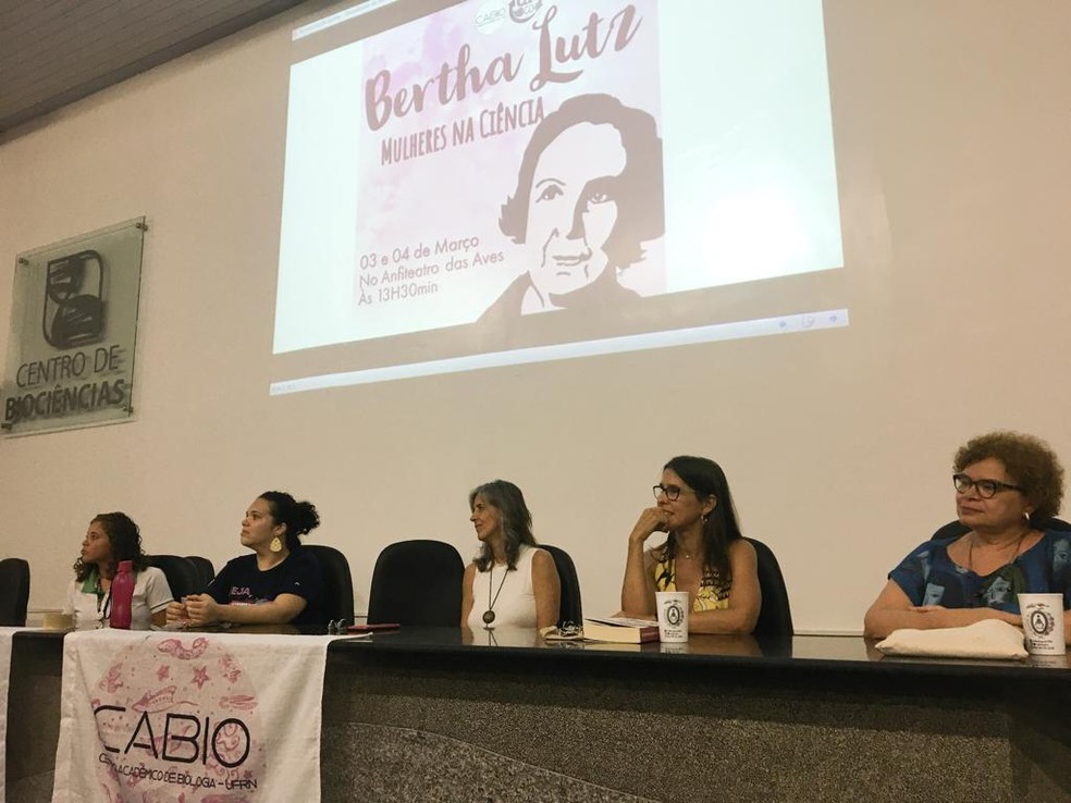 Pesquisadoras da UFRN e estudantes da empres&aacute; j&uacute;nior participaram do primeiro dia do evento &ldquo;Bertha Lutz: Mulheres na Ci&ecirc;ncia" &mdash; Foto: Rafael Barbosa/G1