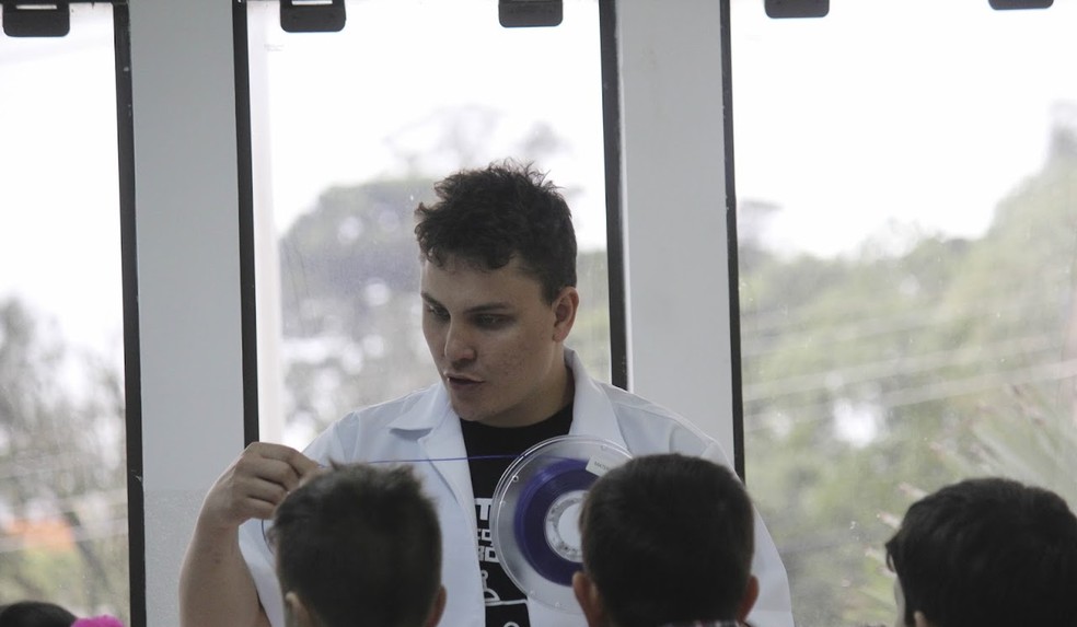 Ismael Dias dá aula de robótica em escola idealizada por ele, em Colombo, no Paraná — Foto: Arquivo Pessoal/Dumont Escola de Robótica