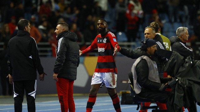 Gerson e V&iacute;tor Pereira reclamam com o &aacute;rbitro