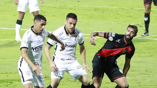 Gabriel, Ramiro e Matheus Vargas em lance de Atlético-GO x Corinthians