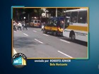 Ônibus escolares param em fila dupla em frente ao Detran-MG, em BH