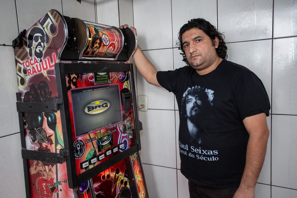 KakÃ¡ Moraes, dono do Bar do Raul, ao da Jukebox 'toca Raul' â€” Foto: Celso Tavares/G1