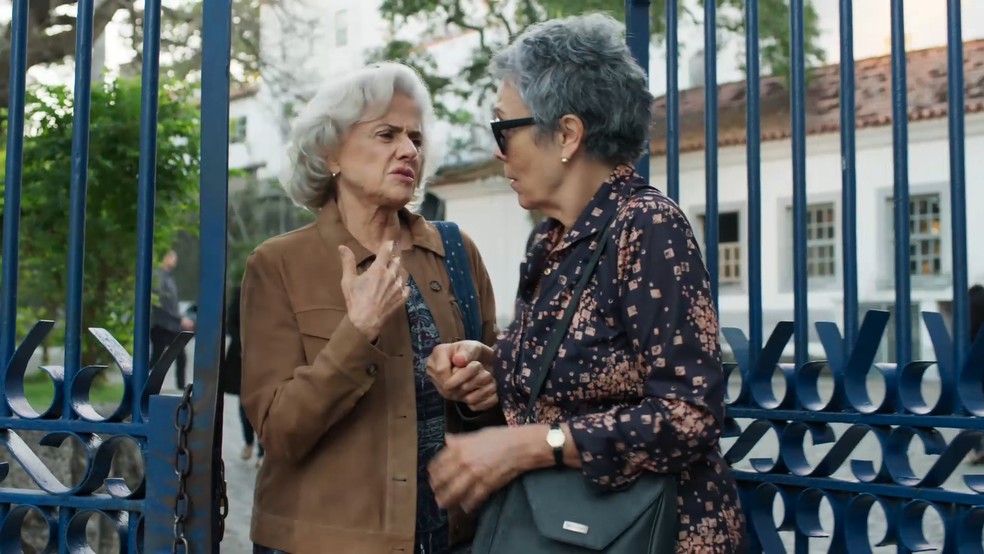 Em 'Um Lugar ao Sol', Noca (Marieta Severo) é amparada pela prima Sueli, que sugere que ela resgate o contato com o filho Jerônimo — Foto: TV Globo