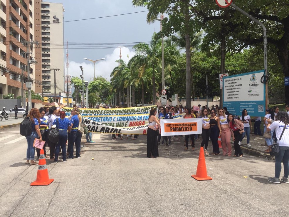 Familiares de policiais fazem parte de protesto pelo aumento salarial da categoria — Foto: Leábem Monteiro/SVM