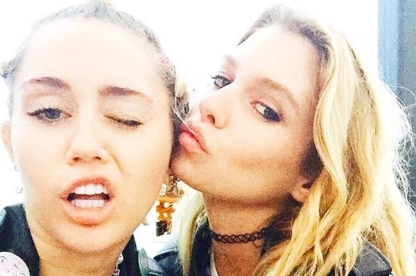 Miley Cyrus e Stella Maxwell (Foto: Instagram)