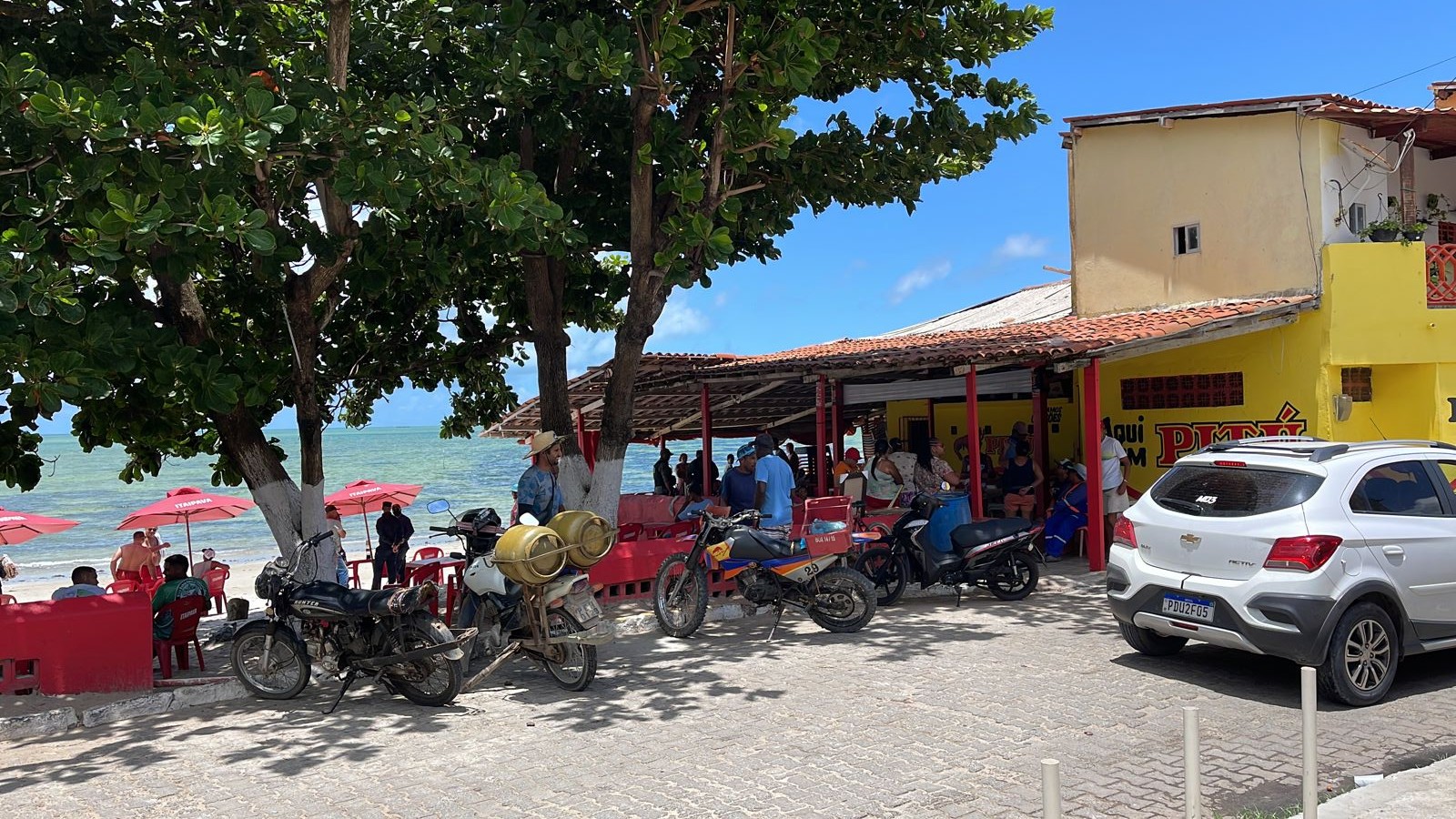 Homem é baleado dentro de bar, corre para tentar fugir dos tiros e morre na areia da praia de Ponta de Pedras, em Goiana