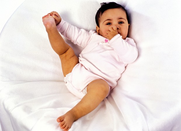 Bebê espreguiça cama dança movimento alongamento (Foto: Thinkstock)