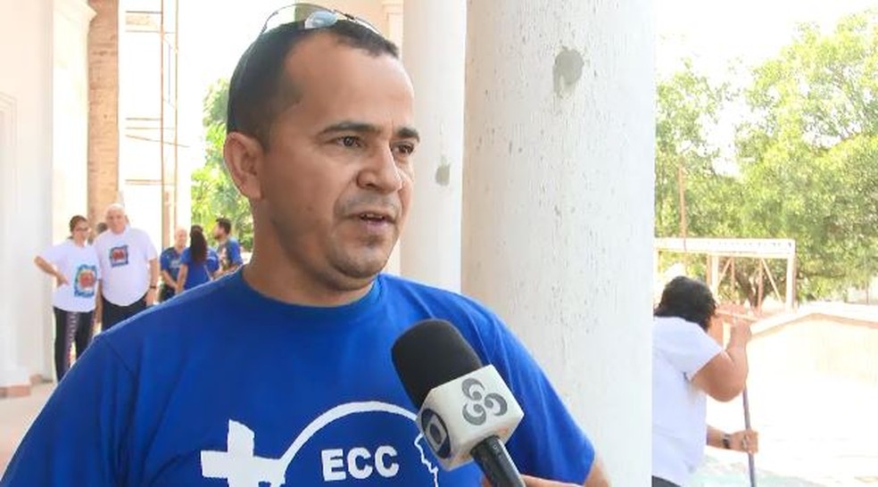 Edén Miranda conta que há dez anos ajuda na confecção de tapetes  (Foto: Reprodução/Rede Amazônica Acre)