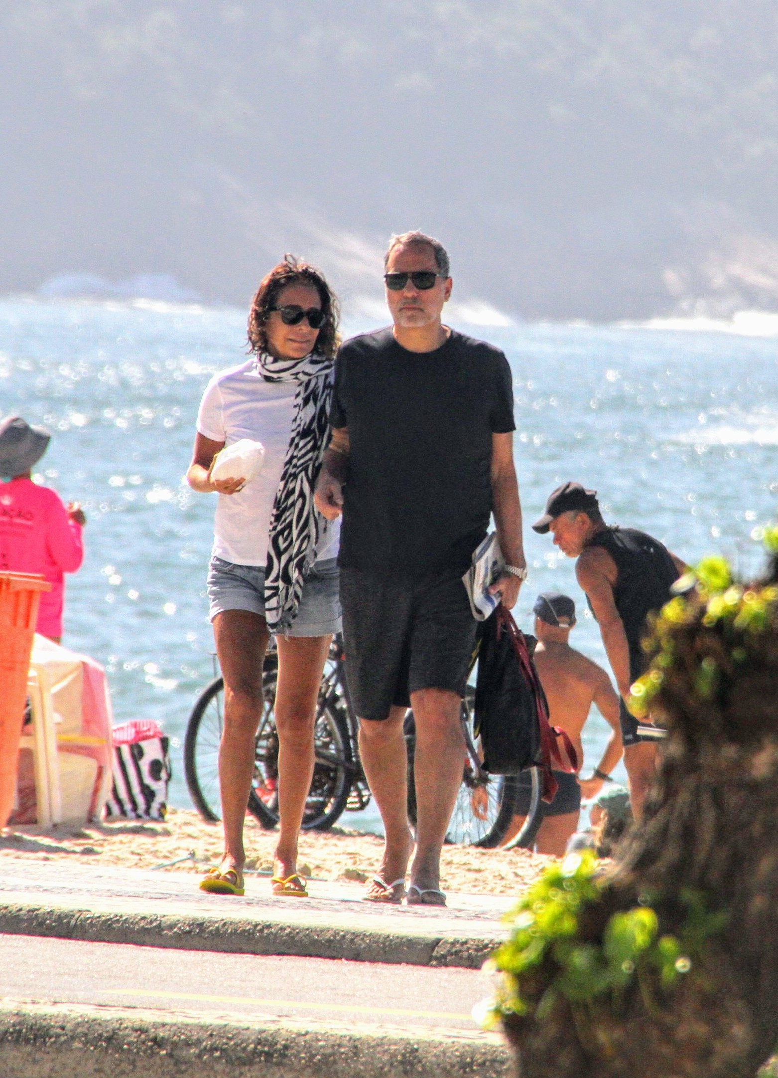 Andrea Beltrão curte praia com o Marido, Maurício Farias em Copacabana — Foto: Dan Delmiro/ Agnews
