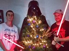 Fã de Star Wars tem até árvore de Natal com fantasia do Darth Vader