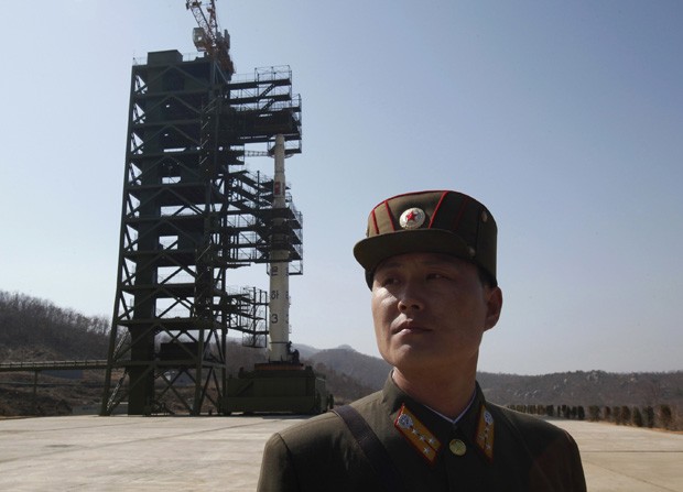 Soldado norte-coreano aparece em frente a foguete em foto de arquivo. País irá lançar satélite entre 10 e 10 de dezembro.  (Foto: Bobby Yip/Reuters)
