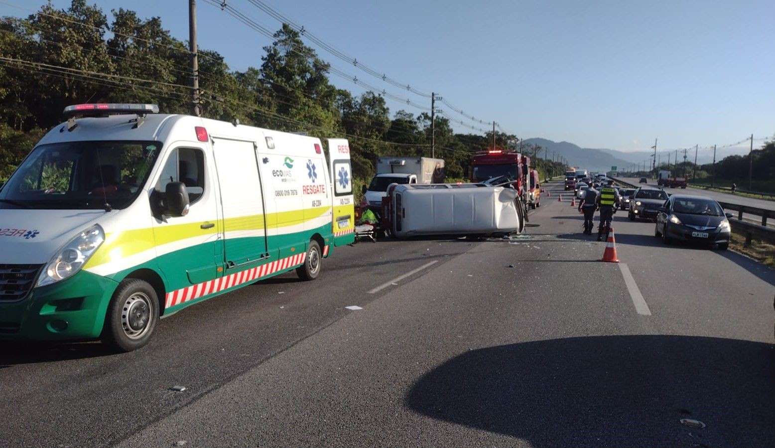 Engavetamento entre cinco veículos deixa feridos na rodovia Padre Manoel da Nóbrega, SP