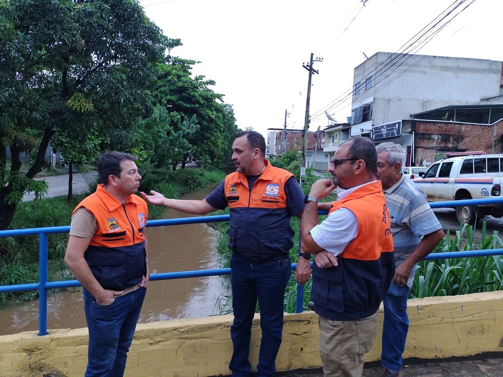 Defesa Civil de Itaperuna monitorando cheia do Valão da Cehab nesta segunda-feira (3) — Foto: Prefeitura de Itaperuna/Divulgação