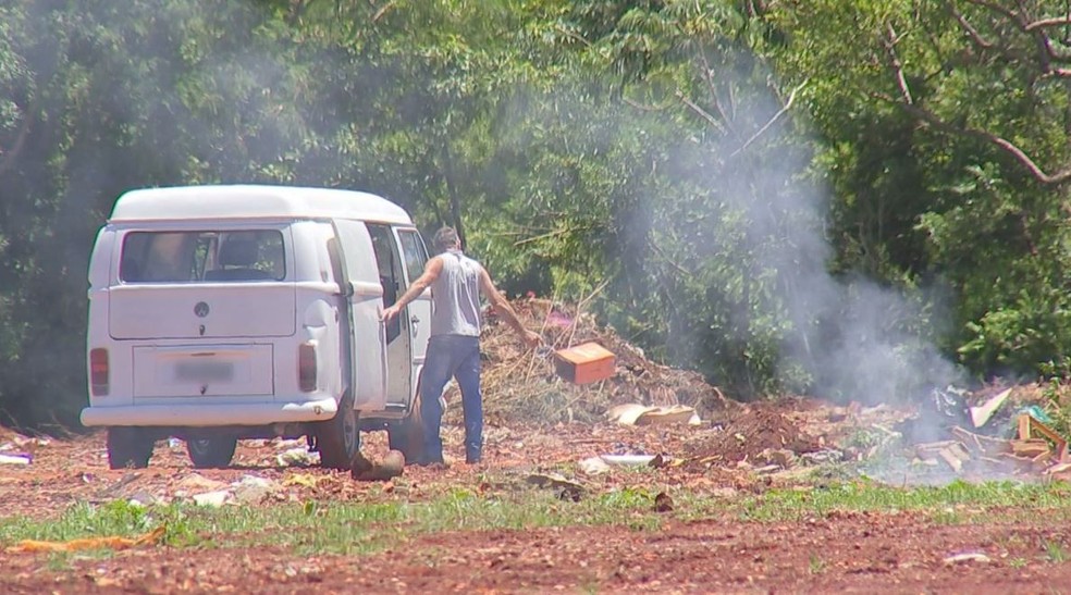 ONG de proteção ambiental denuncia descarte de lixo em área de manancial de Itapuí — Foto: Reprodução/TV TEM