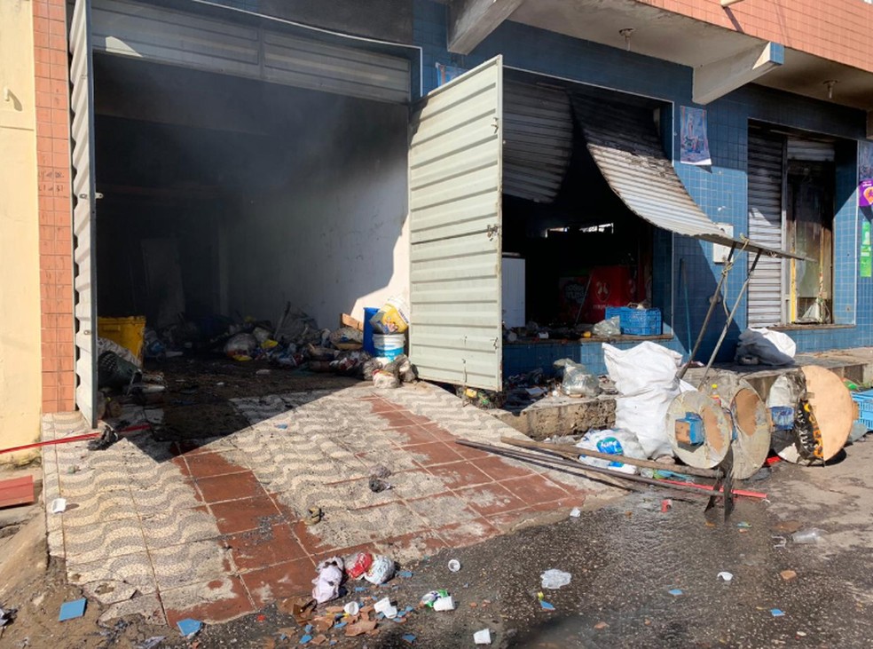 Parte da mercadoria ficou destruída. Não houve feridos. — Foto: Edson Freitas/TV Verdes Mares