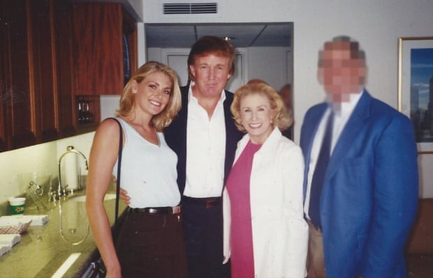 Amy Dorris compartilhou foto do dia do ocorrido, em 5 de setembro de 1997. Na imagem, ela aparece com sua mãe e Donald Trumo (Foto: Reprodução)