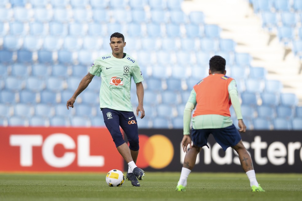 Thiago Silva em treino da Seleção em Le Havre: elegância aos 38 anos a serviço da equipe de Tite — Foto: Lucas Figueiredo / CBF