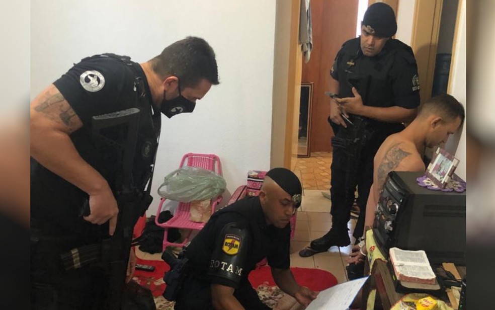 Suspeito foi preso em casa, em Goiânia— Foto: Polícia Civil/Divulgação 