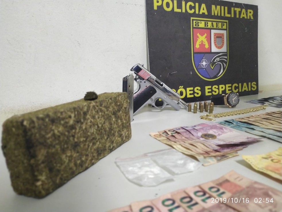 Droga, arma e dinheiro foram apreendidos — Foto: Polícia Militar
