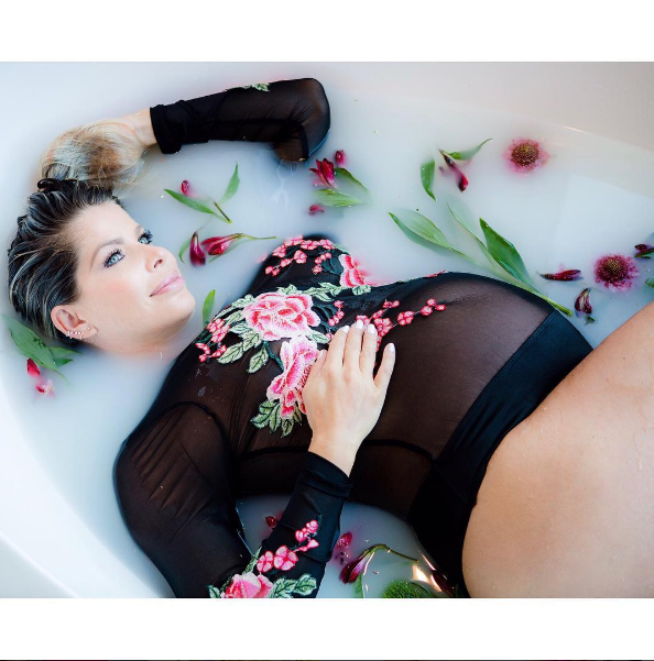 Karina Bacchi em ensaio Milk Bath (Foto: Leo Mayrinck/Instagram)