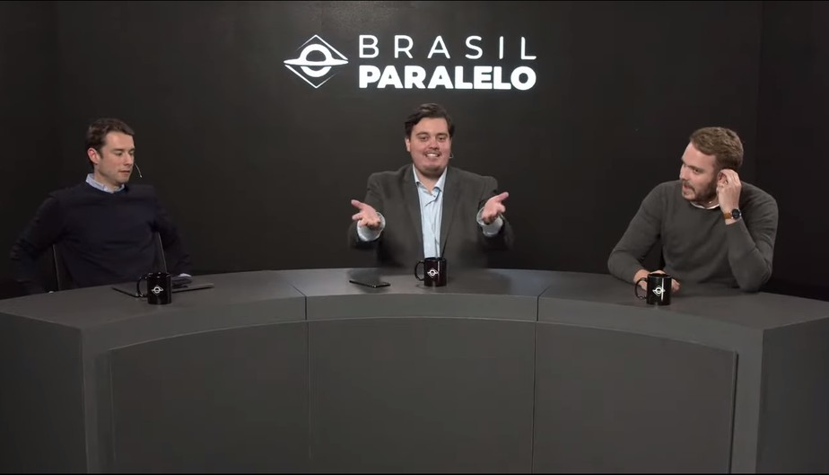 Henrique Viana (à esq.), Lucas Ferrugem (ao centro) e Filipe Valerim fizeram live de meia hora para justificar presença em jantar com Lula
