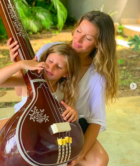 A modelo brasileira Gisele Bündchen com a filha nas férias da família na Costa Rica (Foto: Instagram)