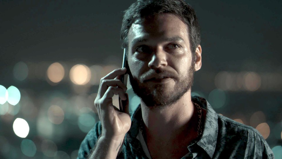 Rubinho despista Bibi para ficar com Carine (Foto: TV Globo)