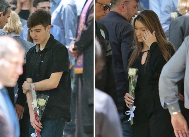 FIlhos do apresentador chegam com rosas no funeral do pai (Foto: Rafael Cusato/ Ed. Globo)