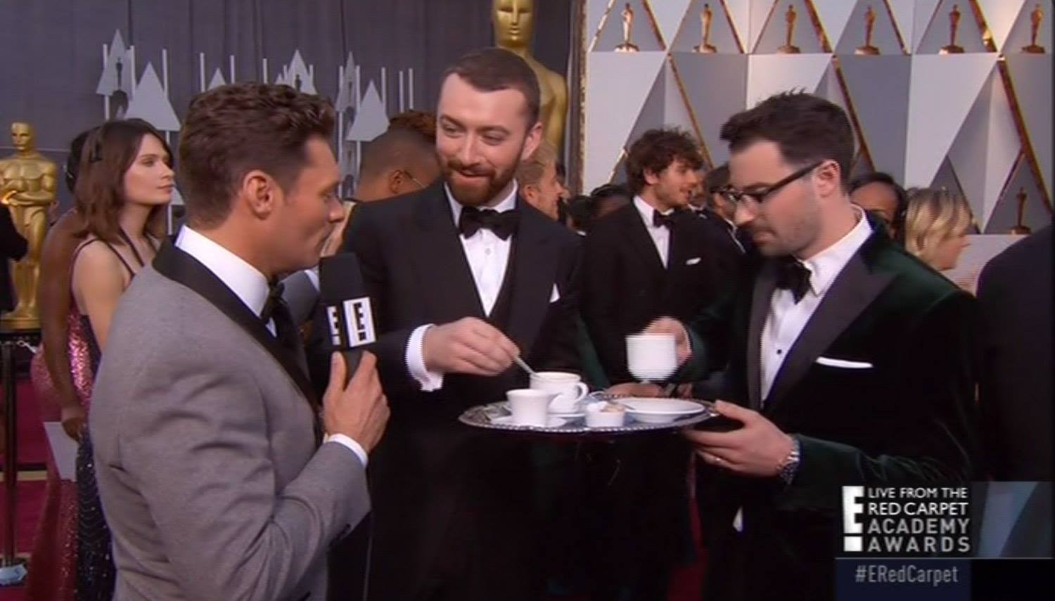 Sam Smith toma chá no tapete vermelho do Oscar (Foto: Reprodução)