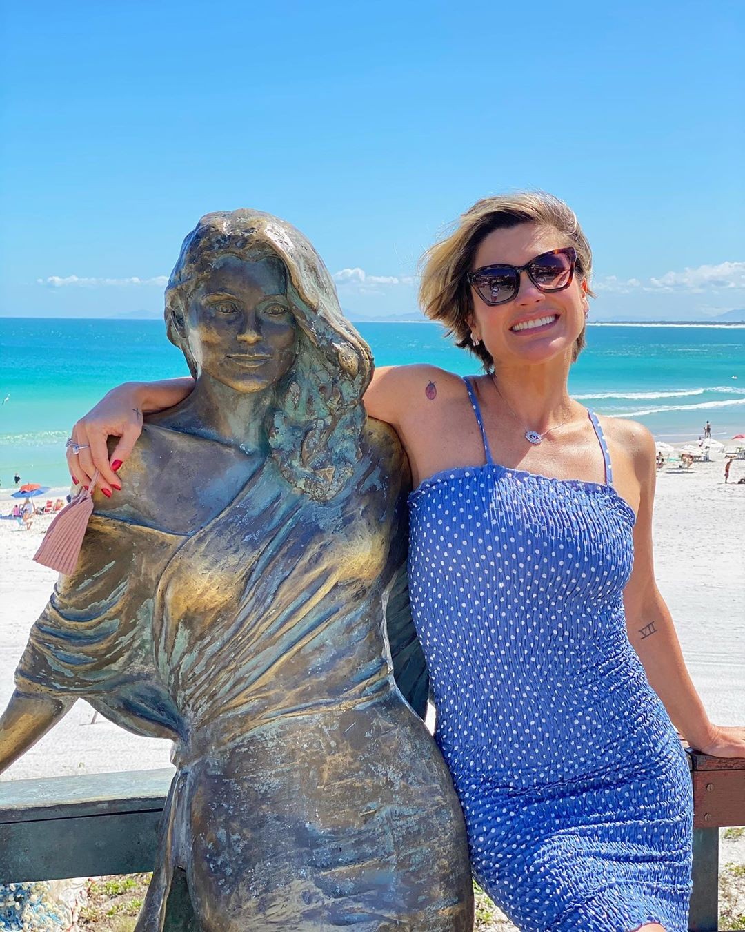 Flávia Alessandra e sua estátua de bronze em Arraial do Cabo (Foto: Reprodução/Instagram)