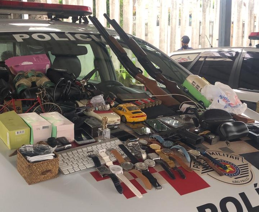 Diversas armas foram encontradas com os suspeitos de integrar quadrilha em Botucatu — Foto: Polícia Civil/Divulgação