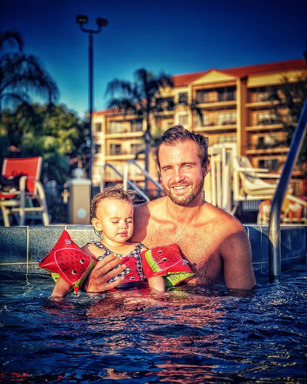 Max Fercondini e a sobrinha Chloe, que hoje tem 2 anos  — Foto: reprodução Instagram