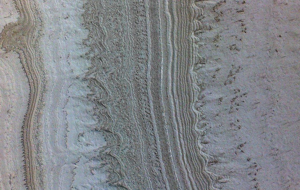 Imagem da sonda Mars Reconnaissance Orbiter, da Nasa, mostra mantos do que parecia ser gelo no polo sul de Marte. Cientistas propuseram que argilas próximas a esse gelo são reflexos de radar que foram anteriormente interpretados como água líquida (Foto: NASA / JPL-Caltech / University of Arizona / JHU)