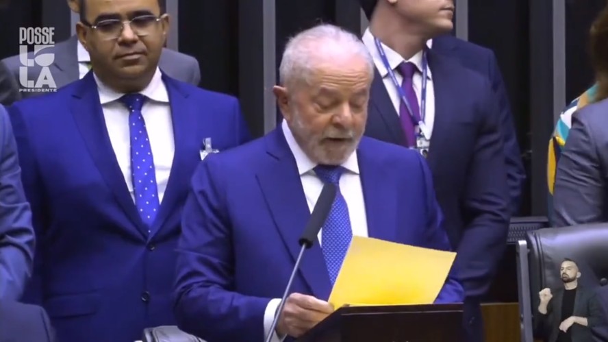 Presidente Lula discursando durante cerimônia de posse