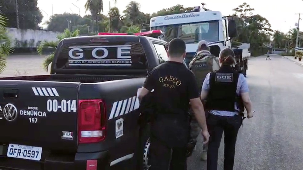 Ordens judiciais foram cumpridas nas primeiras horas desta quarta-feira em João Pessoa (Foto: Walter Paparazzo/G1)